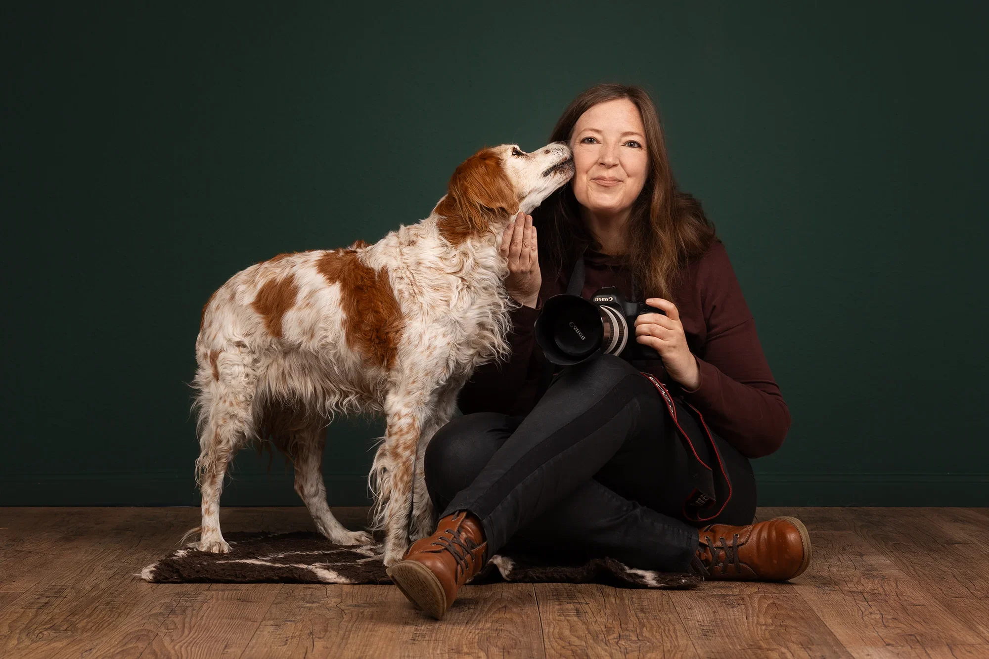 Tierfotografin Anne Bertling aus Ascheberg bei Münster mit ihrer verstorbenen Epagneul Breton Hündin Sari und ihrer Canon Kamera. Sari hat Anne zur Hunde- und Pferdefotografie gebracht, sie lebt im Münsterland an der Grenze zum Ruhrgebiet und fotografiert in ganz NRW und deutschlandweit