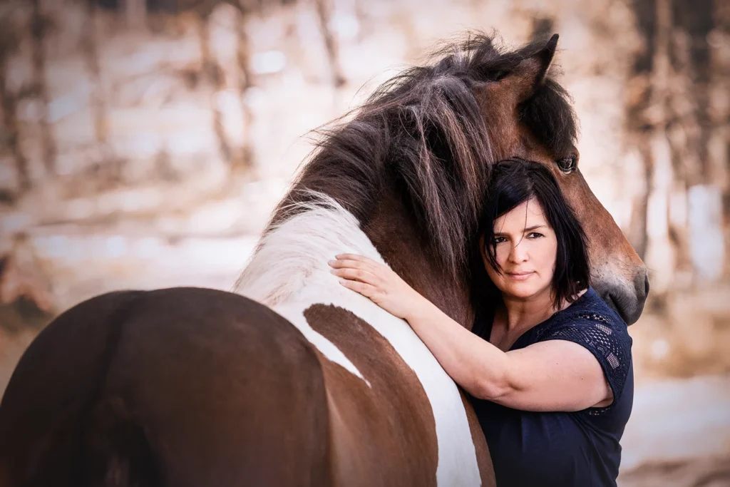 Foto von einem Isländer Schecken zusammen mit seiner Halterin, aufgenommen bei einem Fohlenshooting auf der Weide im Ruhrgebiet (NRW) von der Pferdefotografin Anne Bertling aus Ascheberg im Münsterland, NRW.