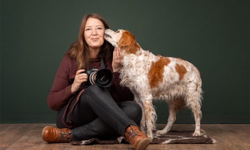 Die Tierfotografin aus Ascheberg im Münsterland (NRW) mit ihrer Epagnuel Breton Hündin Sari aus dem Tierschutz. Das Foto wurde in ihrem eigenen Fotostudio mithilfe eines Selbstauslösers und Studioblitzen aufgenommen.